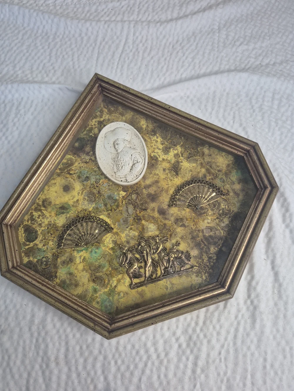 Shadow Box Vintage Dorado Con Elementos Clasicos Y Camafeo, Decoracion Mind _...